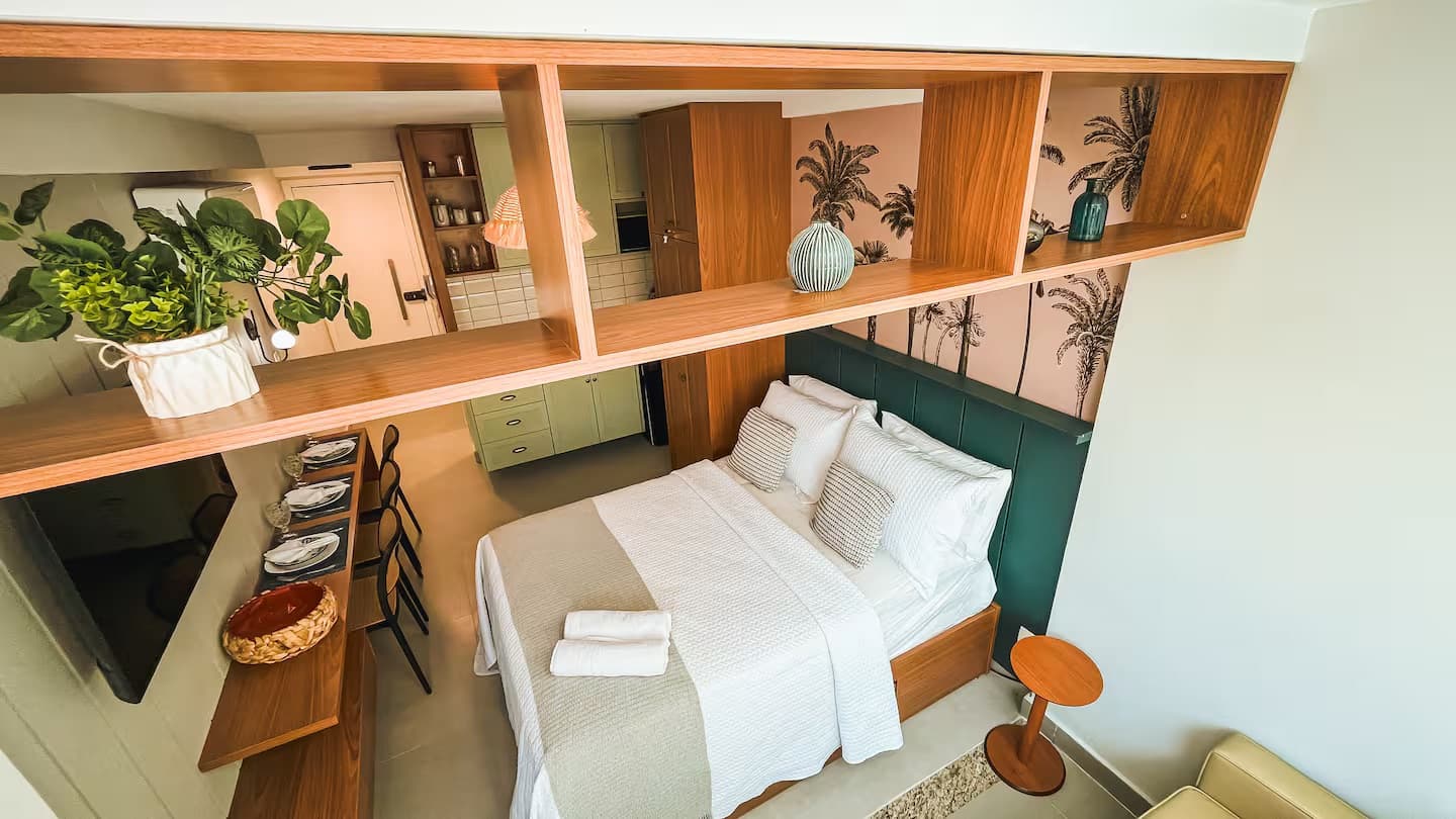 Projeto de interiores assinado por Lucila Oliveira — flat com quarto e cozinha integrados